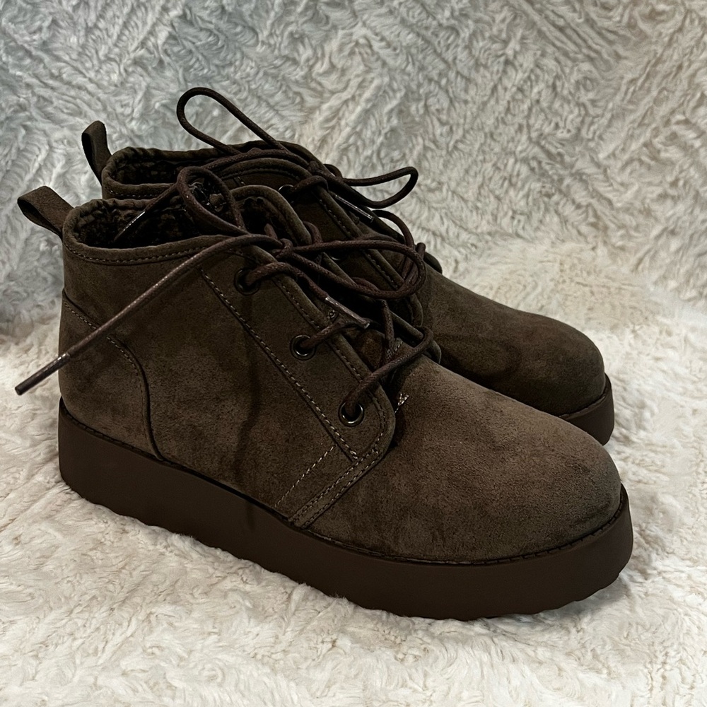 Jellypop Cassie tie booties - size 6 new